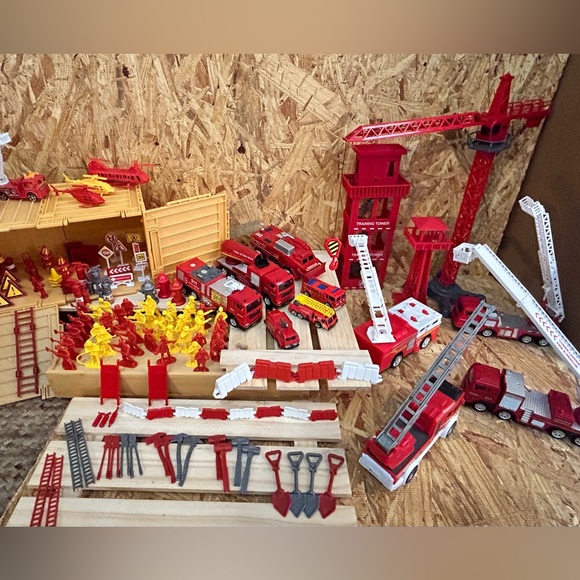 Fire truck storage cube,fire fighter action set,firetrucks, 100+ accessories 5+ - Picture 9 of 10